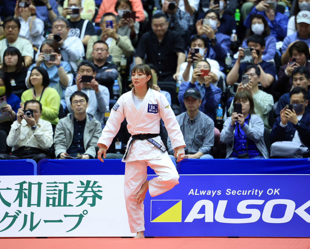 女子無差別2回戦　角田夏実対橋高朱里　観客がスマホを構える中、入場した角田（撮影・浅見桂子）