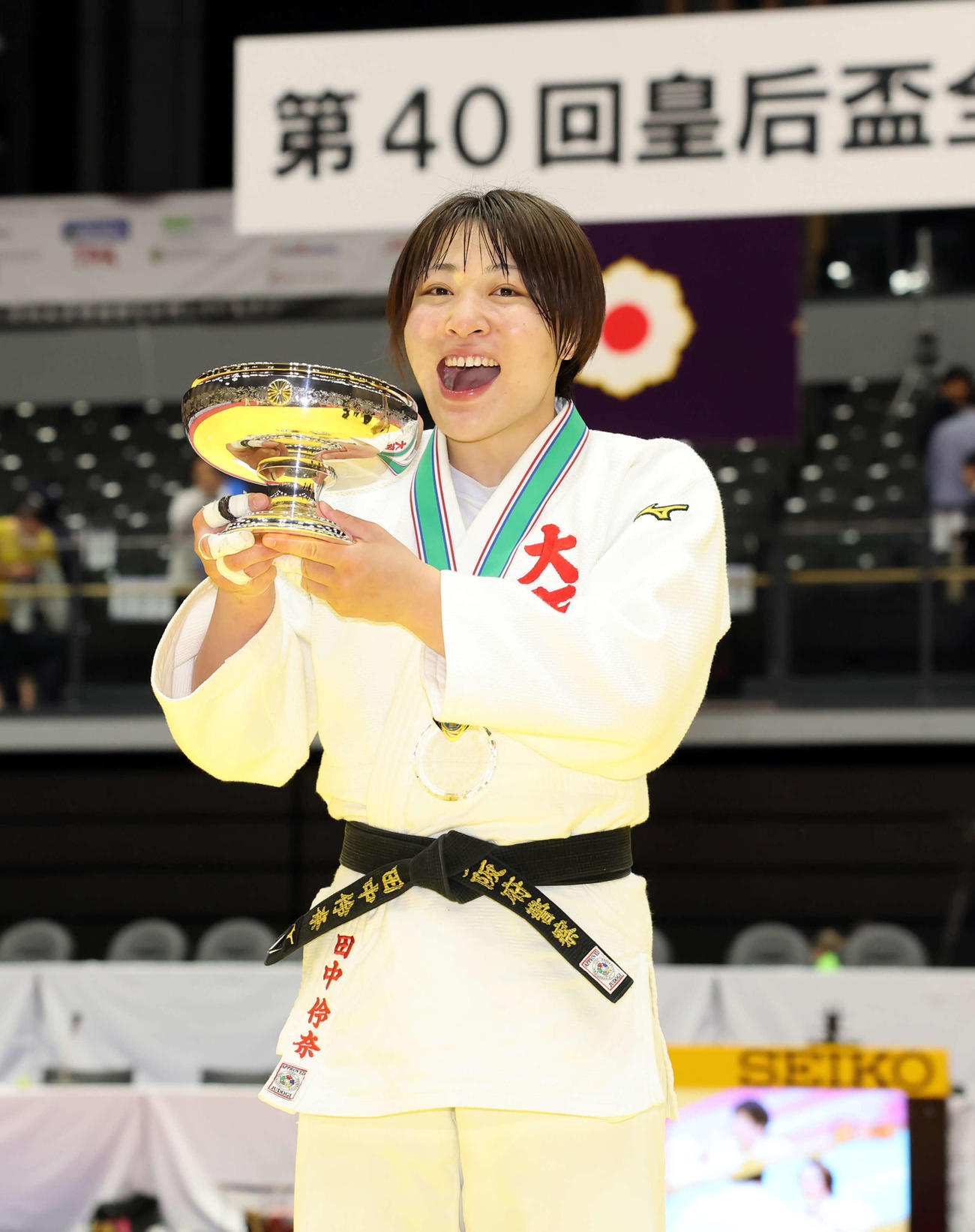 優勝した田中は皇后杯を手に笑顔を見せる（撮影・浅見桂子）