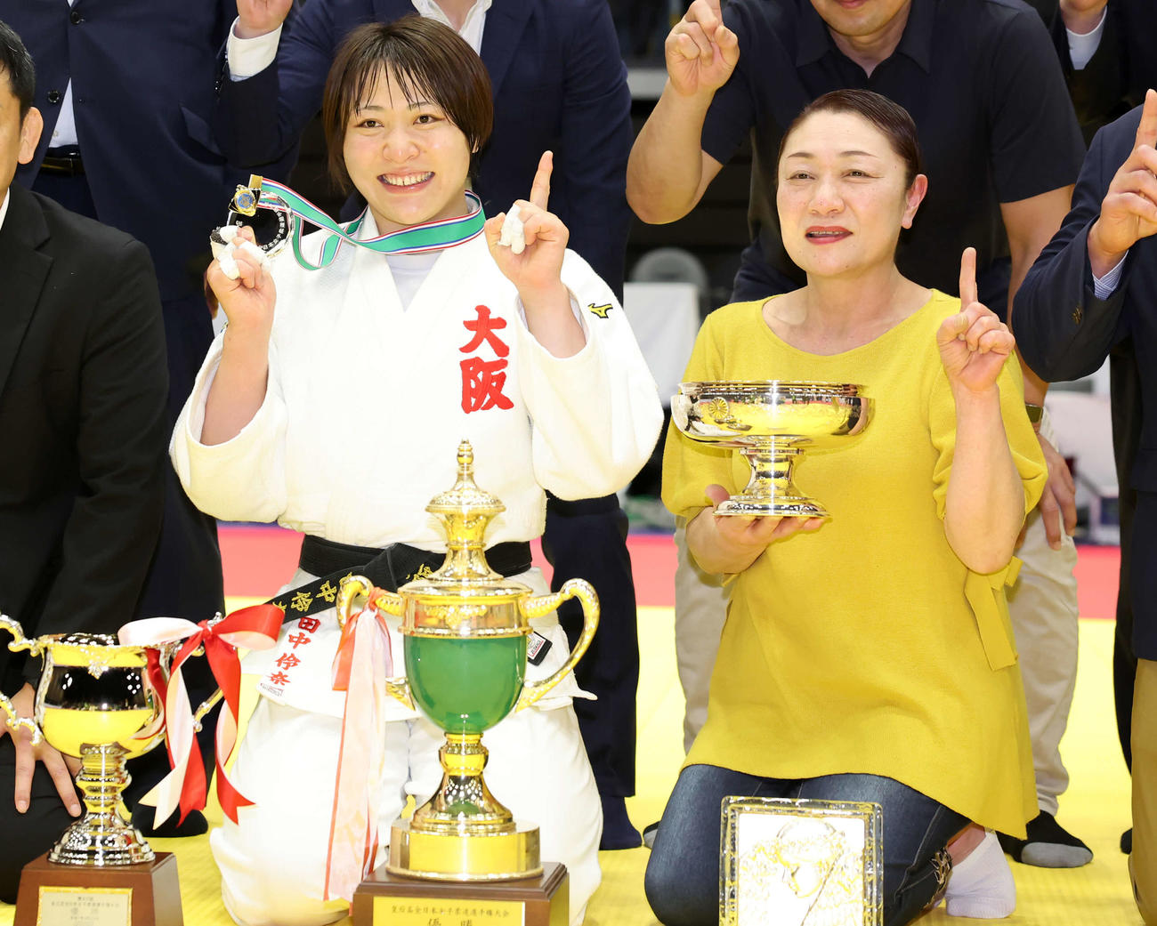優勝した田中（左）はメダルを手に母の奈津子さんと笑顔で「1」のポーズ（撮影・浅見桂子）