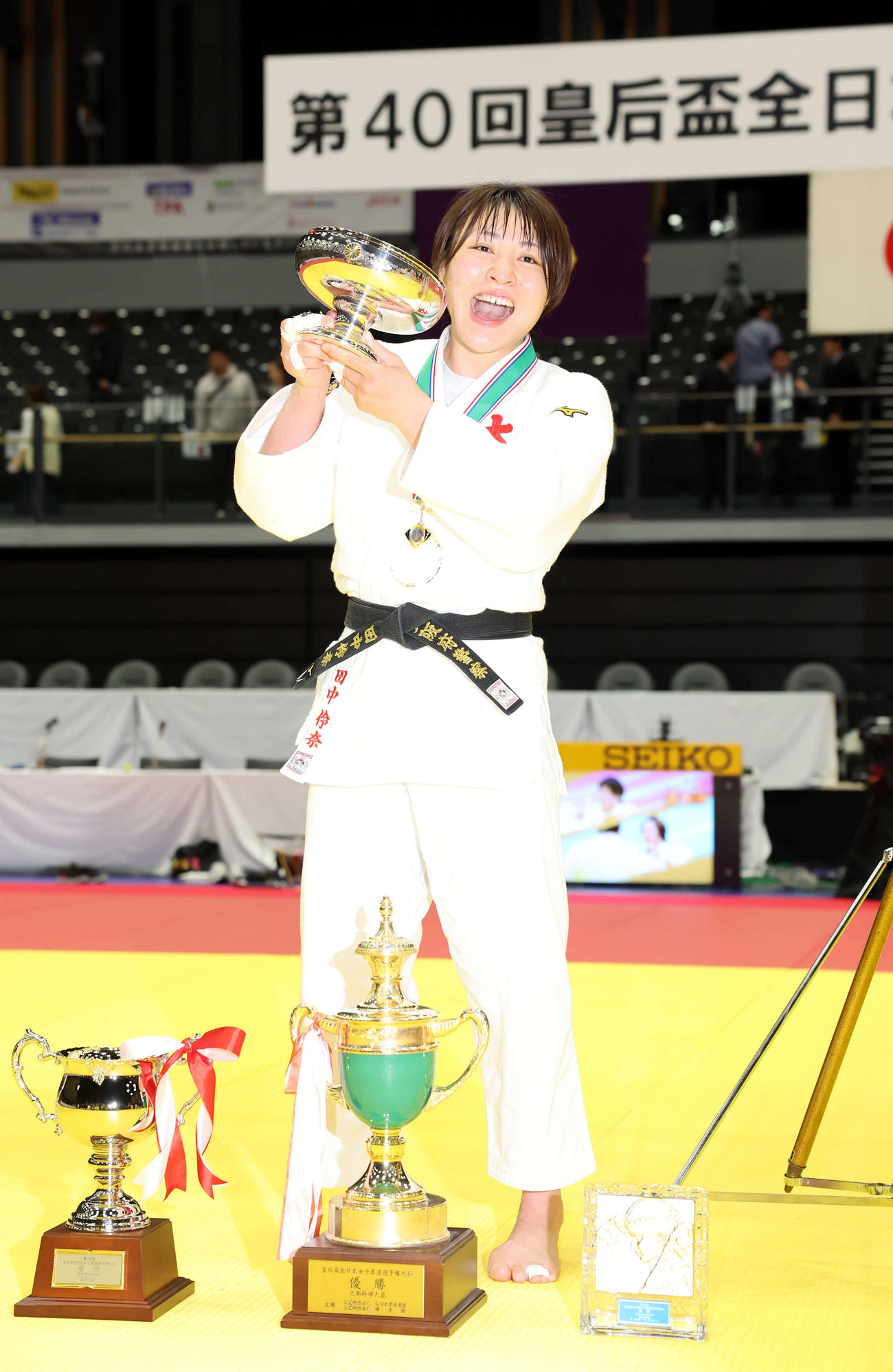 優勝した田中は皇后杯を手に笑顔を見せる（撮影・浅見桂子）