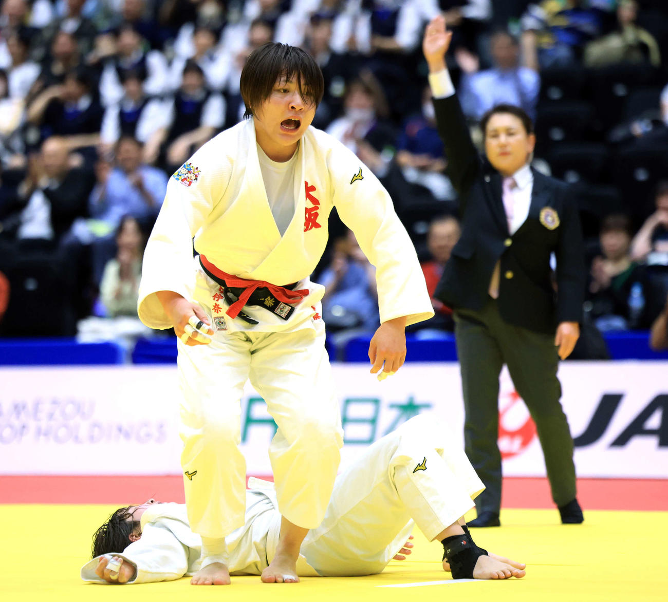 女子無差別決勝　田中伶奈対白金未桜　大外刈りで1本勝ちを決めた田中（撮影・浅見桂子）