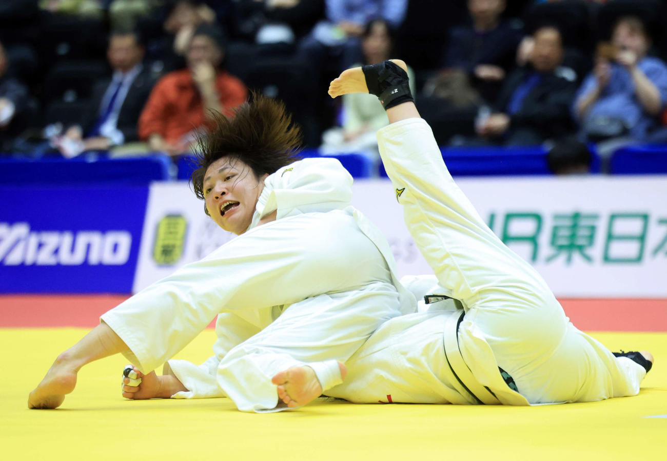 女子無差別決勝　田中伶奈対白金未桜　大外刈りで1本勝ちする田中（左）（撮影・浅見桂子）