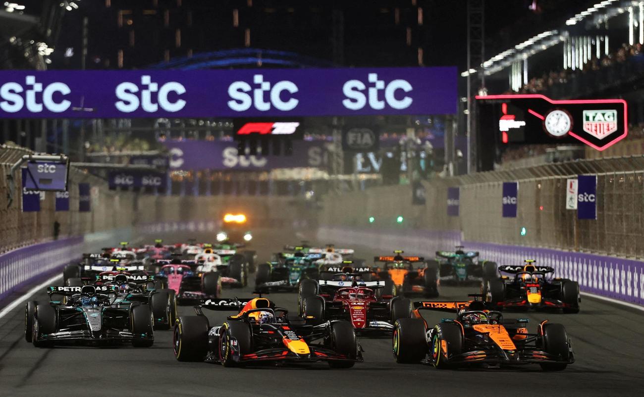 サウジアラビア・グランプリのスタート直後、第1コーナーに入るフェルスタッペンとピアストリ（右）（ロイター）