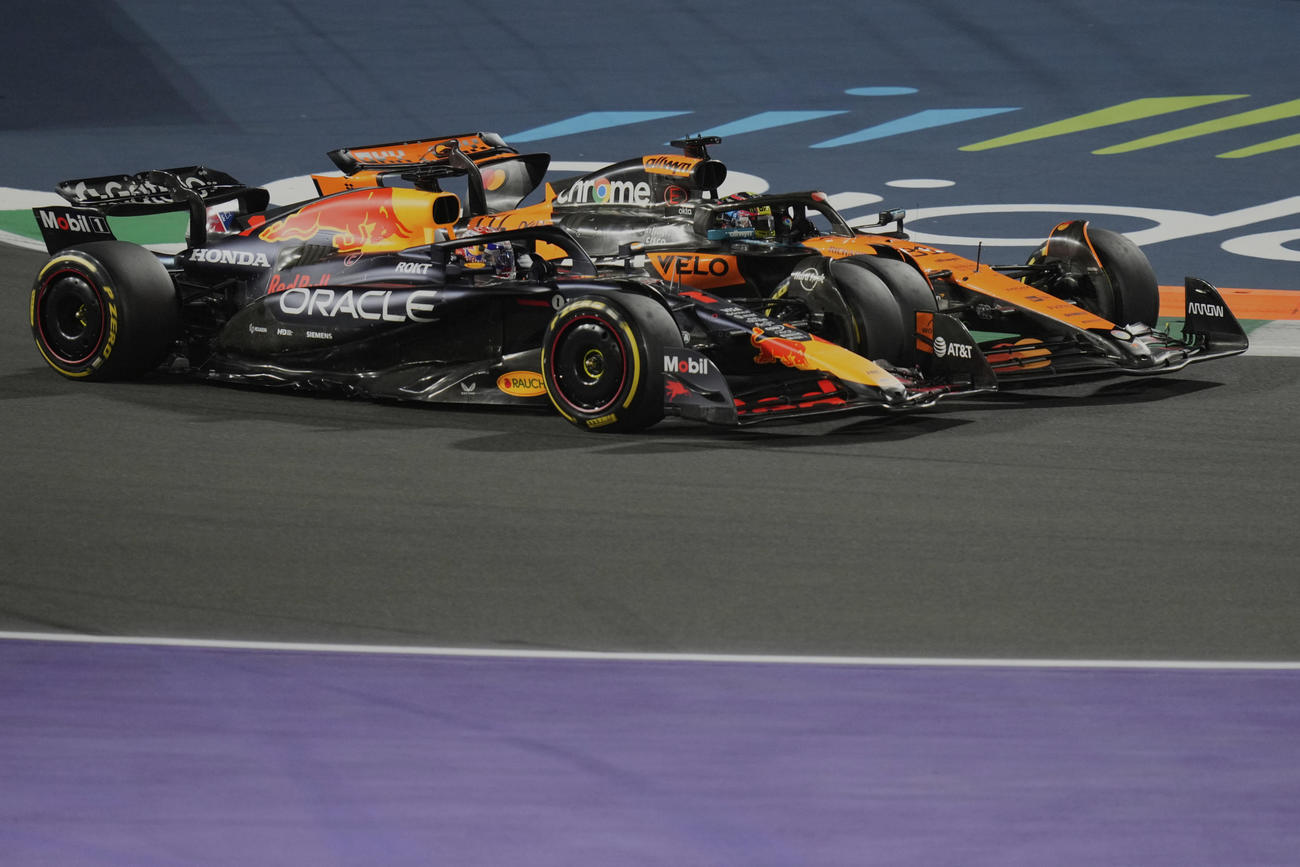 サウジアラビア・グランプリで最接近し競り合うフェルスタッペン（手前）とピアストリ（右）（AP）