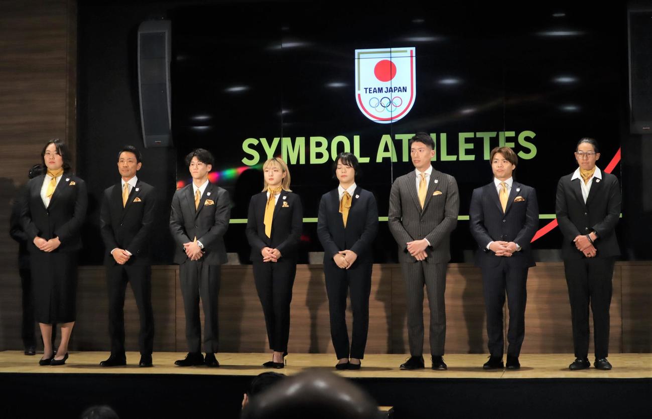 「TEAM JAPANシンボルアスリート」認定式に出席した、左から北口榛花、渡部暁斗、橋本大輝、坂本花織、藤波朱理、見延和靖、阿部一二三、上野由岐子