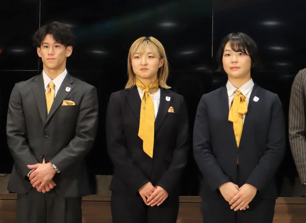 「TEAM JAPANシンボルアスリート」認定式に出席した左から橋本大輝、坂本花織、藤波朱理（撮影・藤塚大輔）