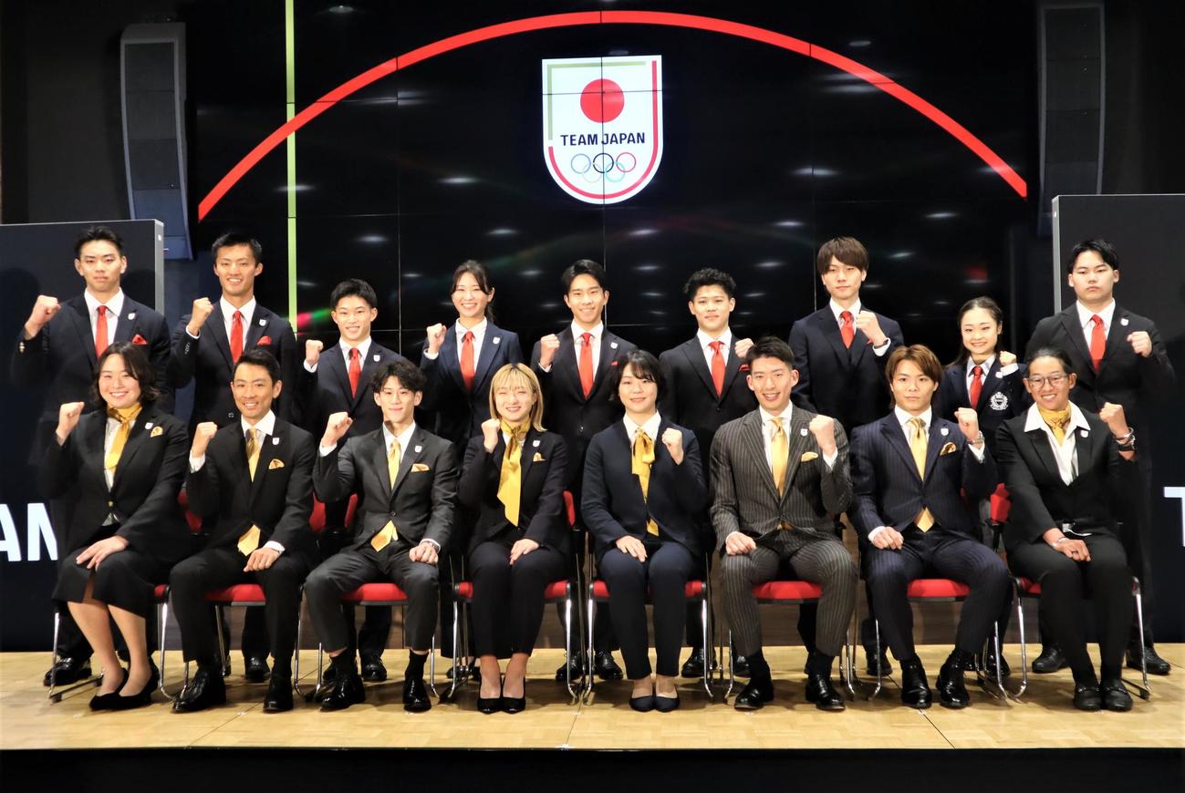 「TEAM JAPANシンボルアスリート」認定式に出席した前列左から北口、渡部、橋本、坂本、藤波、見延、阿部、上野。「ネクストシンボルアスリート」認定式に出席した後列左から新井、柳田、森重、一戸、谷地、角皆、玉井、島田、松島（撮影・藤塚大輔）