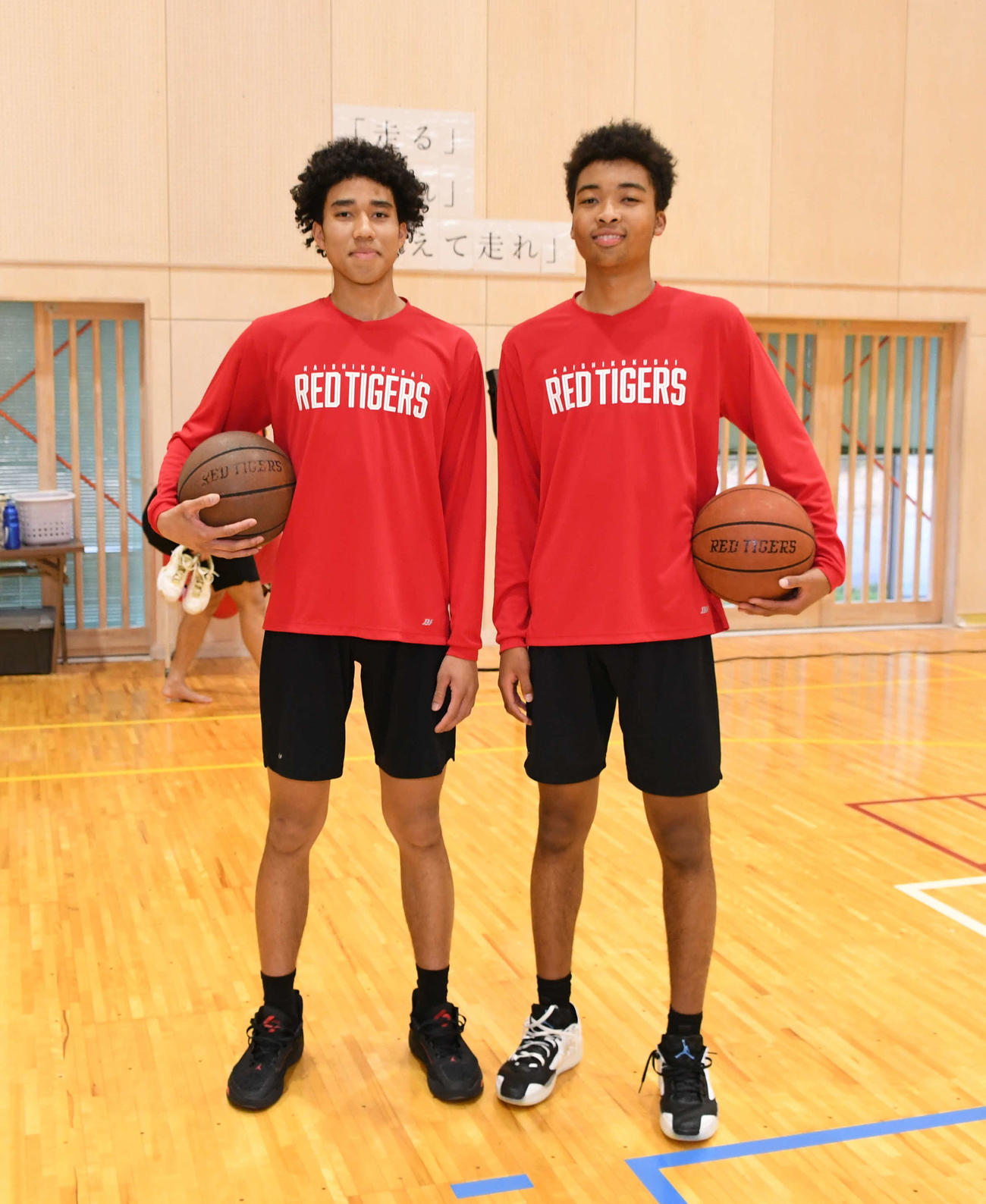 U16日本代表候補の2次合宿に参加するホーキンス（左）とイヘツ