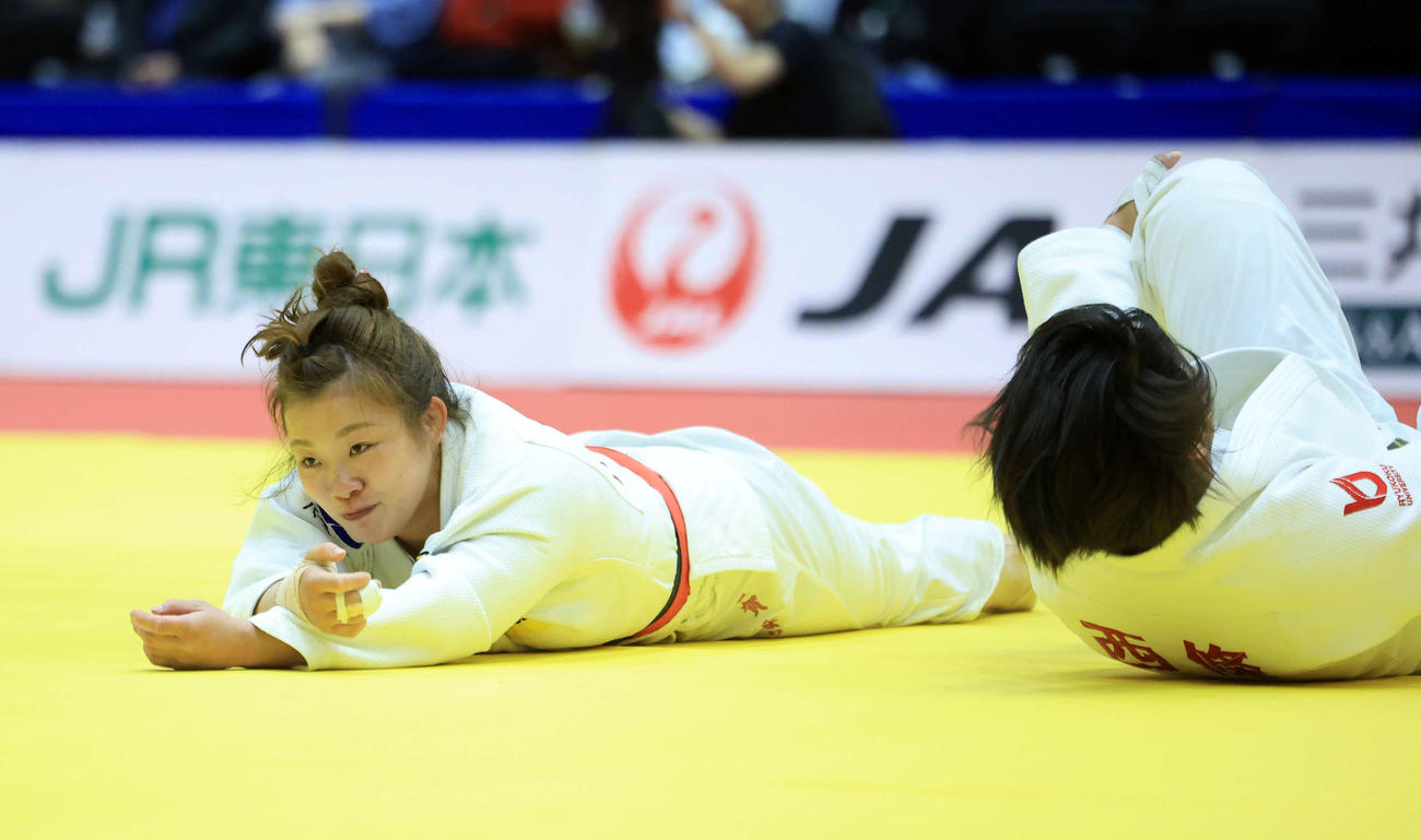 女子無差別3回戦　古賀ひより対西條里奈子　西條（右）に1本負けを喫し悔しそうな古賀（撮影・浅見桂子）