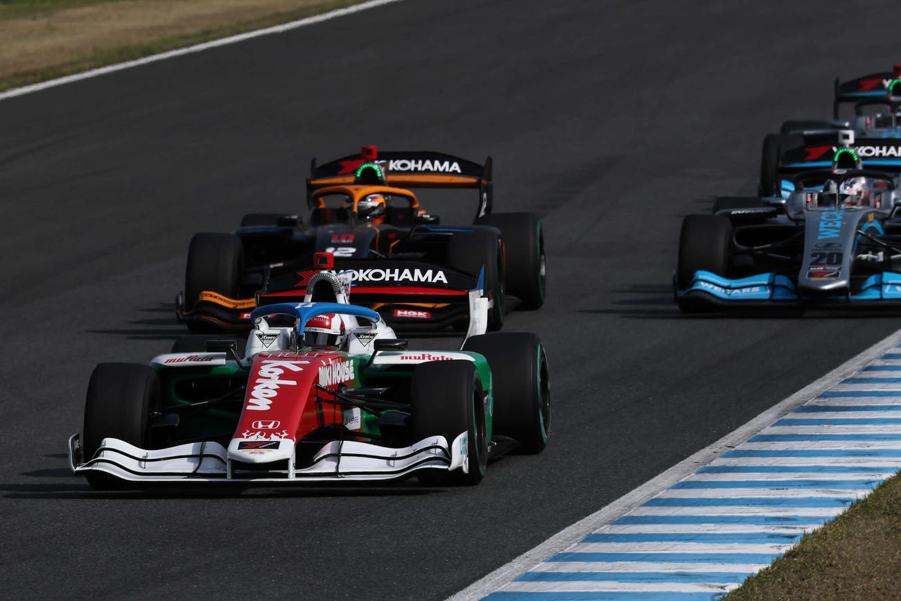 スーパーフォーミュラ第3戦決勝で、ブレーキトラブルに見舞われながらバトルするHAZAMA ANDO Triple Tree RacingのJuju（JRP提供）