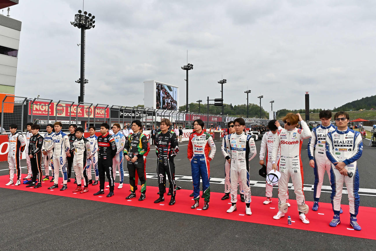 スーパーフォーミュラ第4戦決勝のスタート進行で整列するJuju（右から7人目）ら（Triple Tree Racing提供）