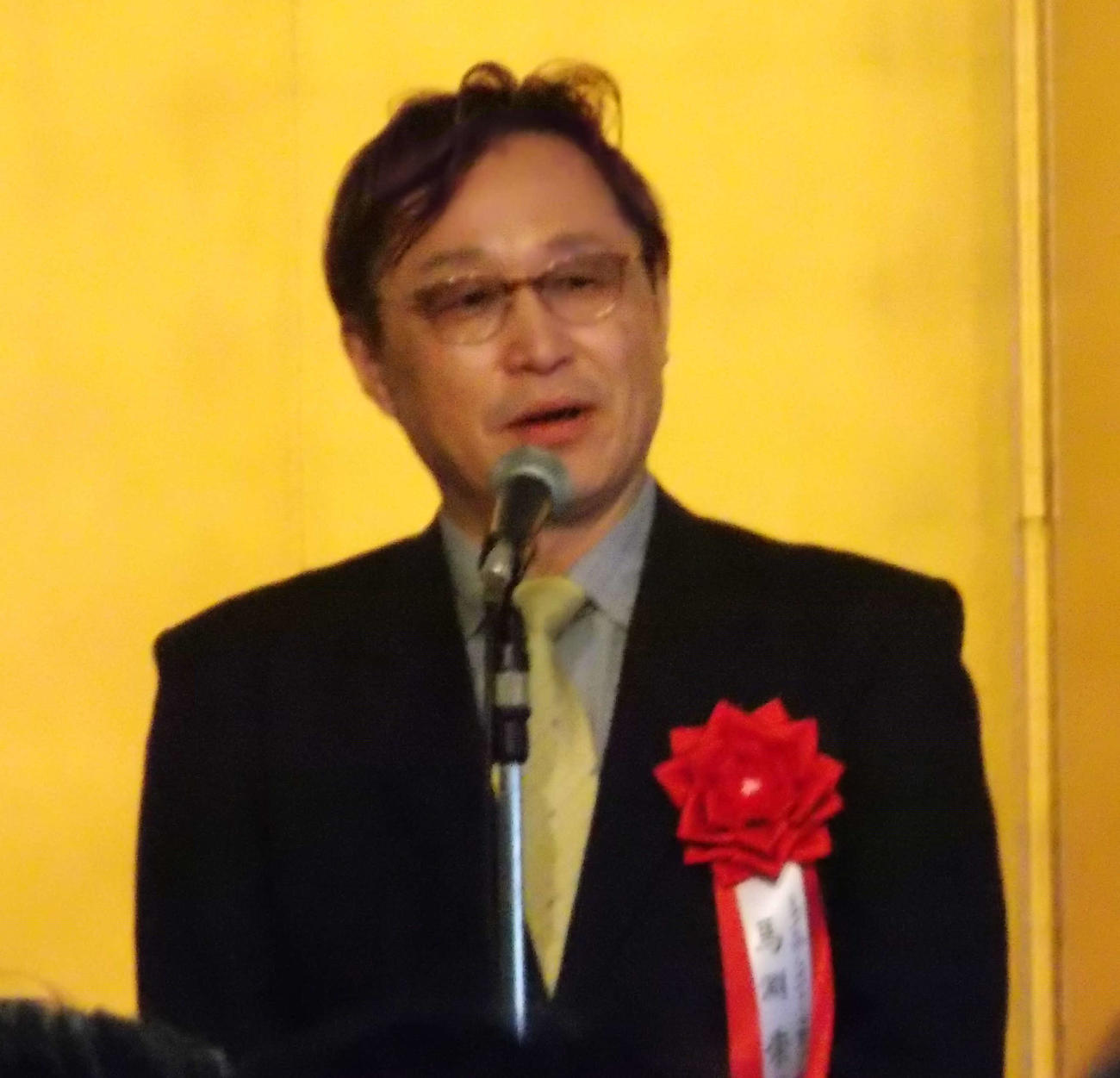 ミズノスポーツメントール賞ゴールドを受け取り、スピーチする馬淵崇英氏（撮影・松本航）
