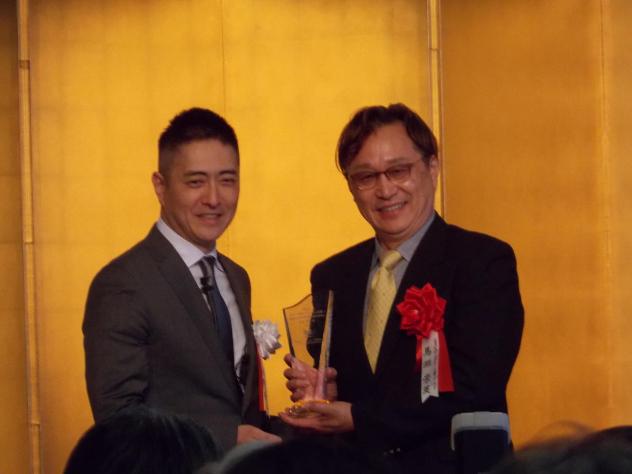 ミズノスポーツメントール賞ゴールドを受け取った馬淵崇英氏（右）とミズノスポーツ振興財団の水野英人氏（撮影・松本航）