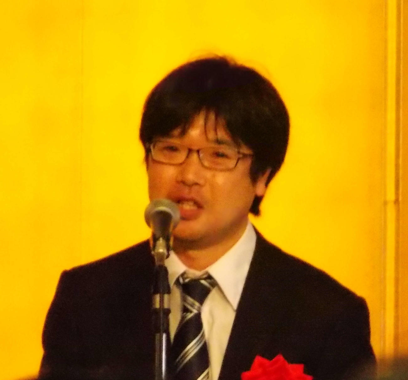 ミズノスポーツライター賞最優秀賞を受け取り、スピーチする稲泉連氏（撮影・松本航）