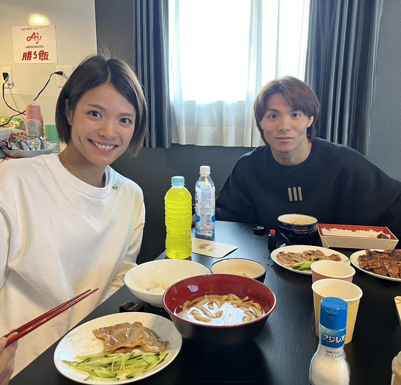 前日計量後に「勝ち飯」を口にする阿部詩（左）と一二三（味の素提供）