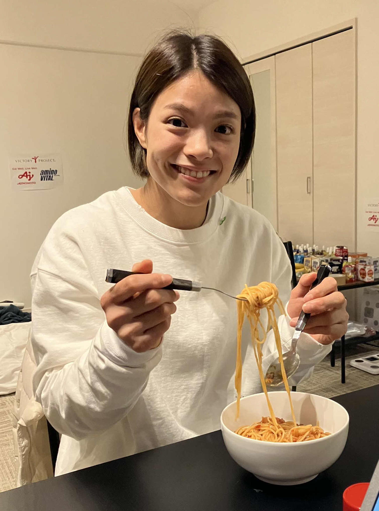 試合前日に回復食を食べる阿部詩（味の素提供）