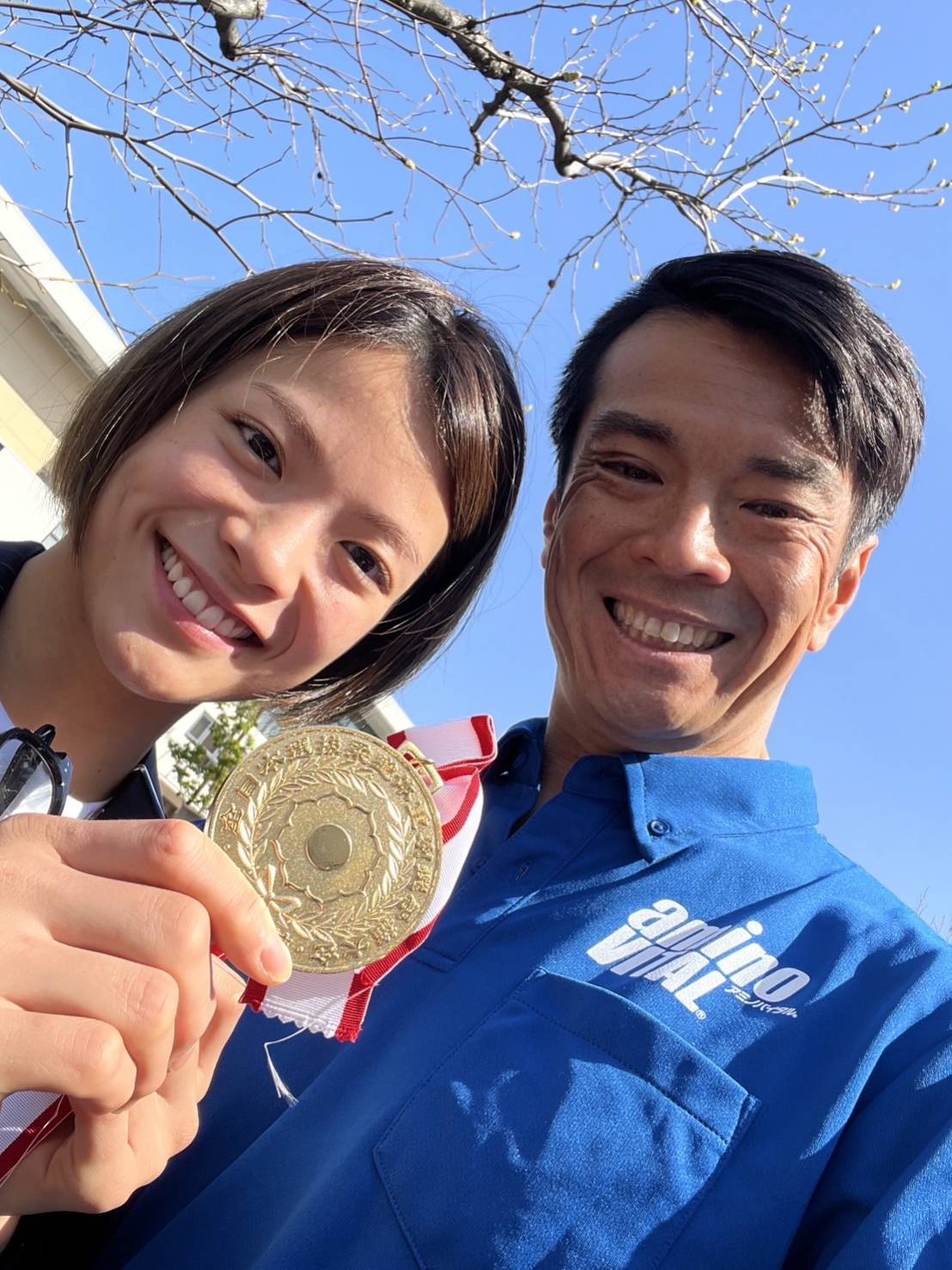 阿部詩（左）は味の素の栗原秀文氏から食事のサポートを受け金メダルを獲得（味の素提供）