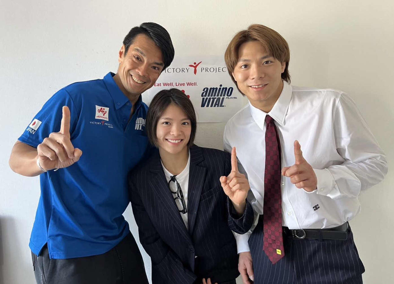 阿部一二三（右）と詩（中央）の食事をサポートする、味の素の栗原秀文氏（味の素提供）