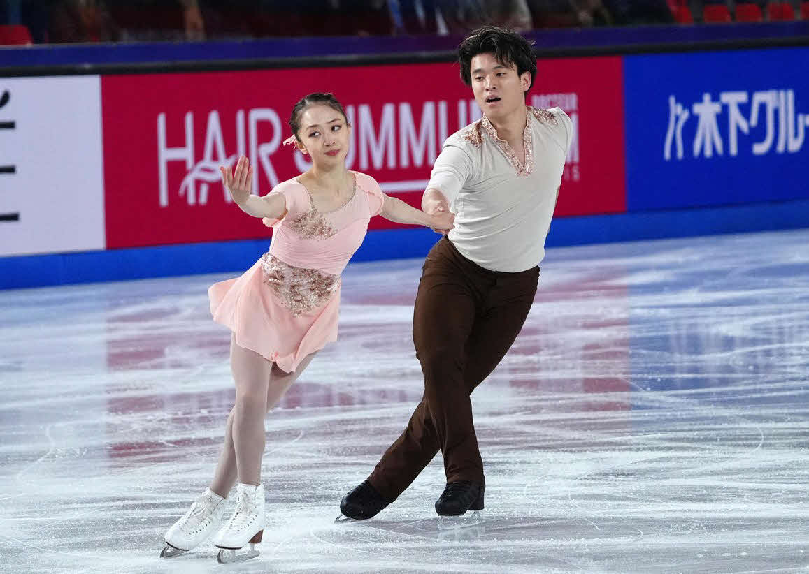 ジュニアGPファイナルで演技する清水咲衣（左）本田ルーカス剛史組（2024年12月撮影）
