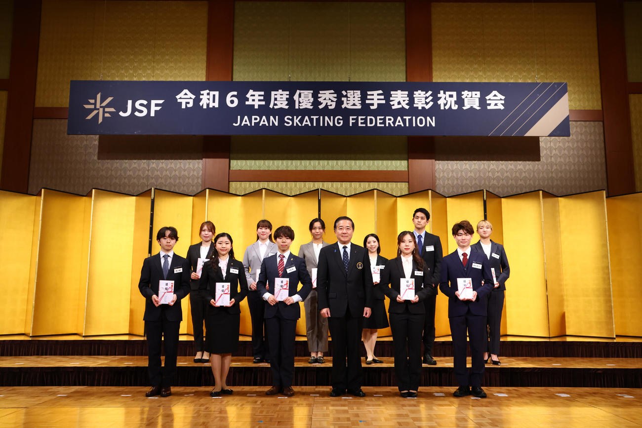 JSF令和6年度優秀選手表彰祝賀会で表彰され記念撮影に納まる、前列左から鍵山、千葉、佐藤、長島日本スケート連盟会長、吉田、森田、後列左から佐藤、堀川、高木、三浦、木原、坂本（アフロ／JSF）