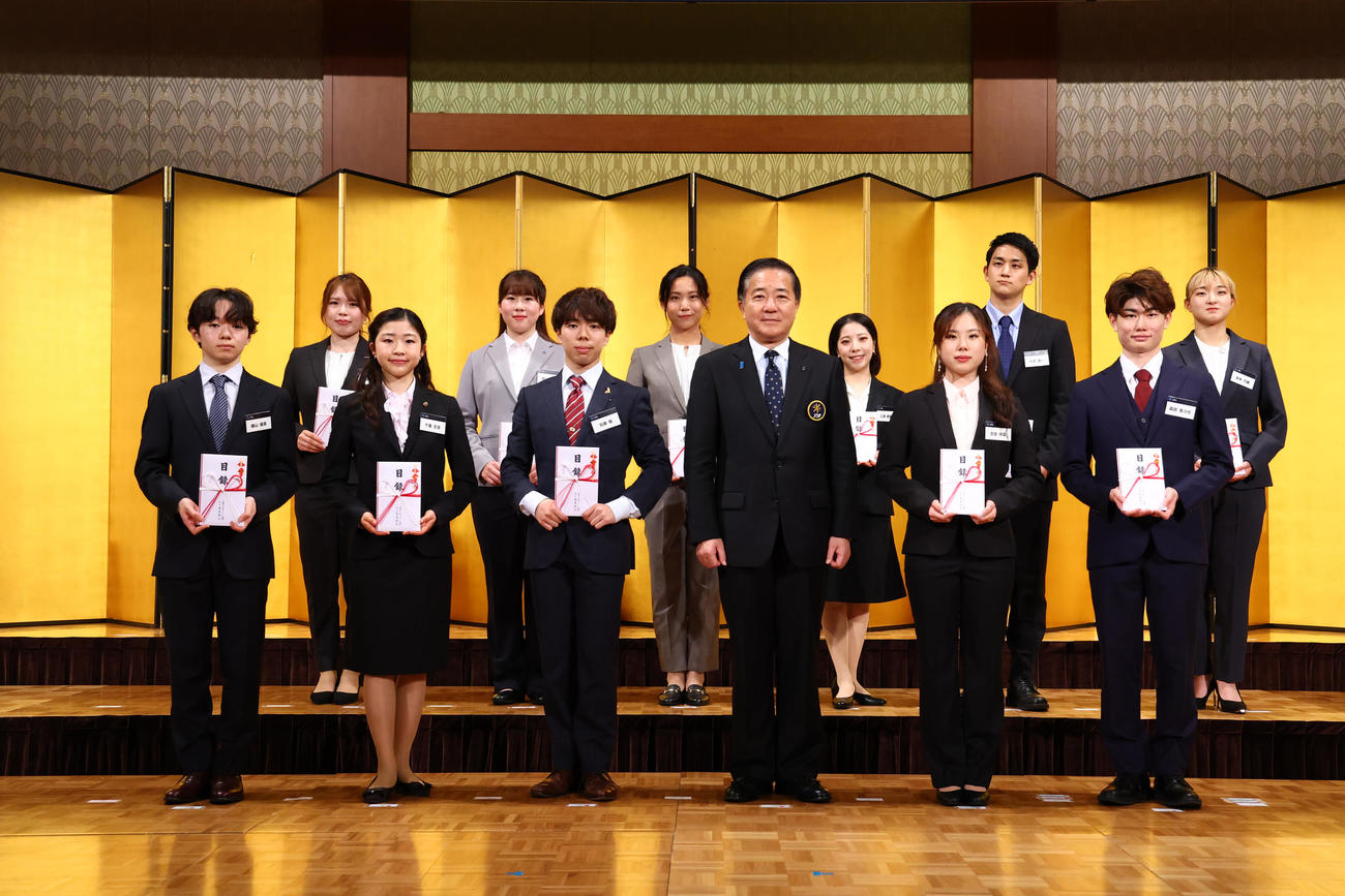JSF令和6年度優秀選手表彰祝賀会で表彰され記念撮影に納まる、前列左から鍵山、千葉、佐藤、長島日本スケート連盟会長、吉田、森田、後列左から佐藤、堀川、高木、三浦、木原、坂本（アフロ／JSF）