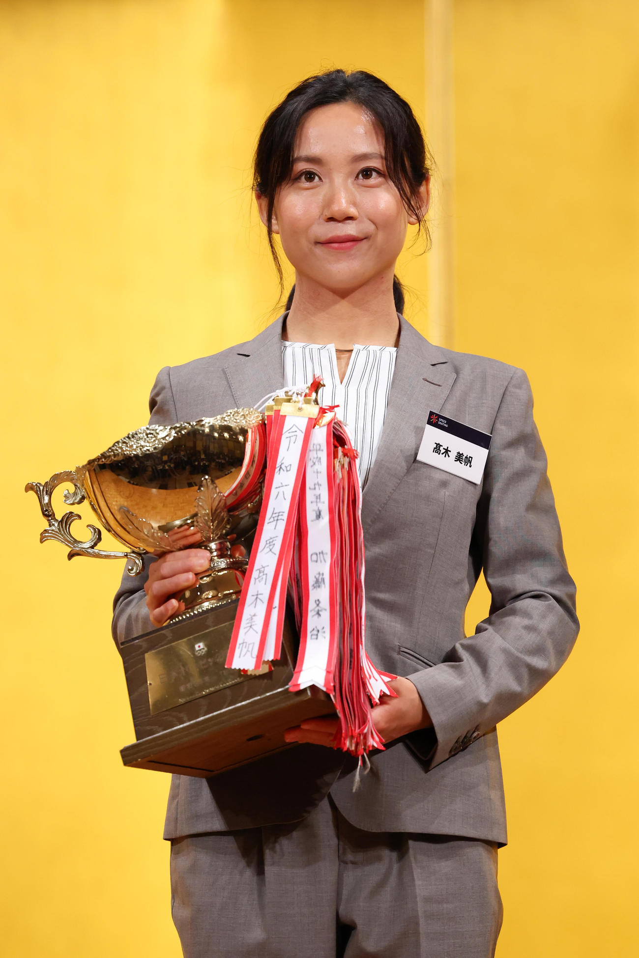 JSF令和6年度優秀選手表彰祝賀会で表彰され、記念撮影に納まる高木（アフロ／JSF）