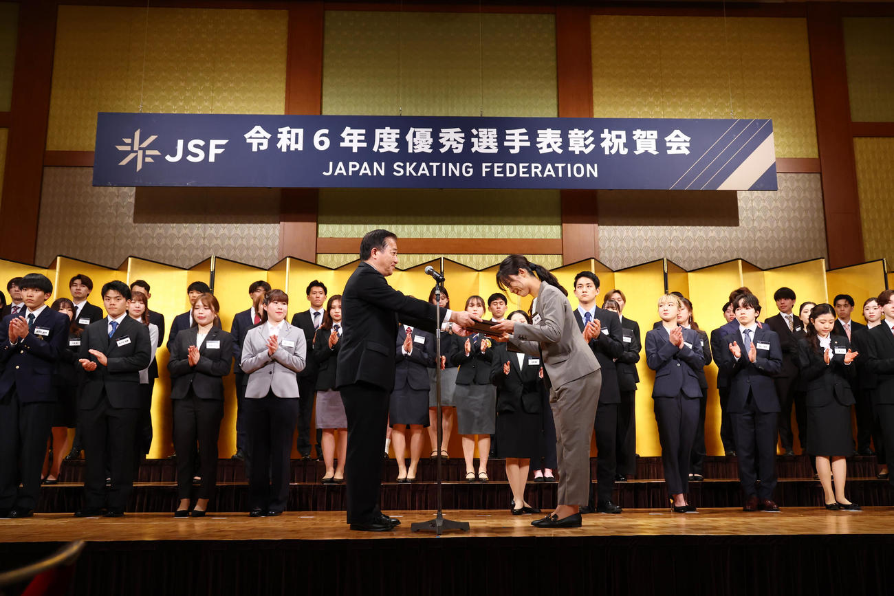 JSF令和6年度優秀選手表彰祝賀会で長島昭久日本スケート連盟会長（左）から表彰される高木（アフロ／JSF）