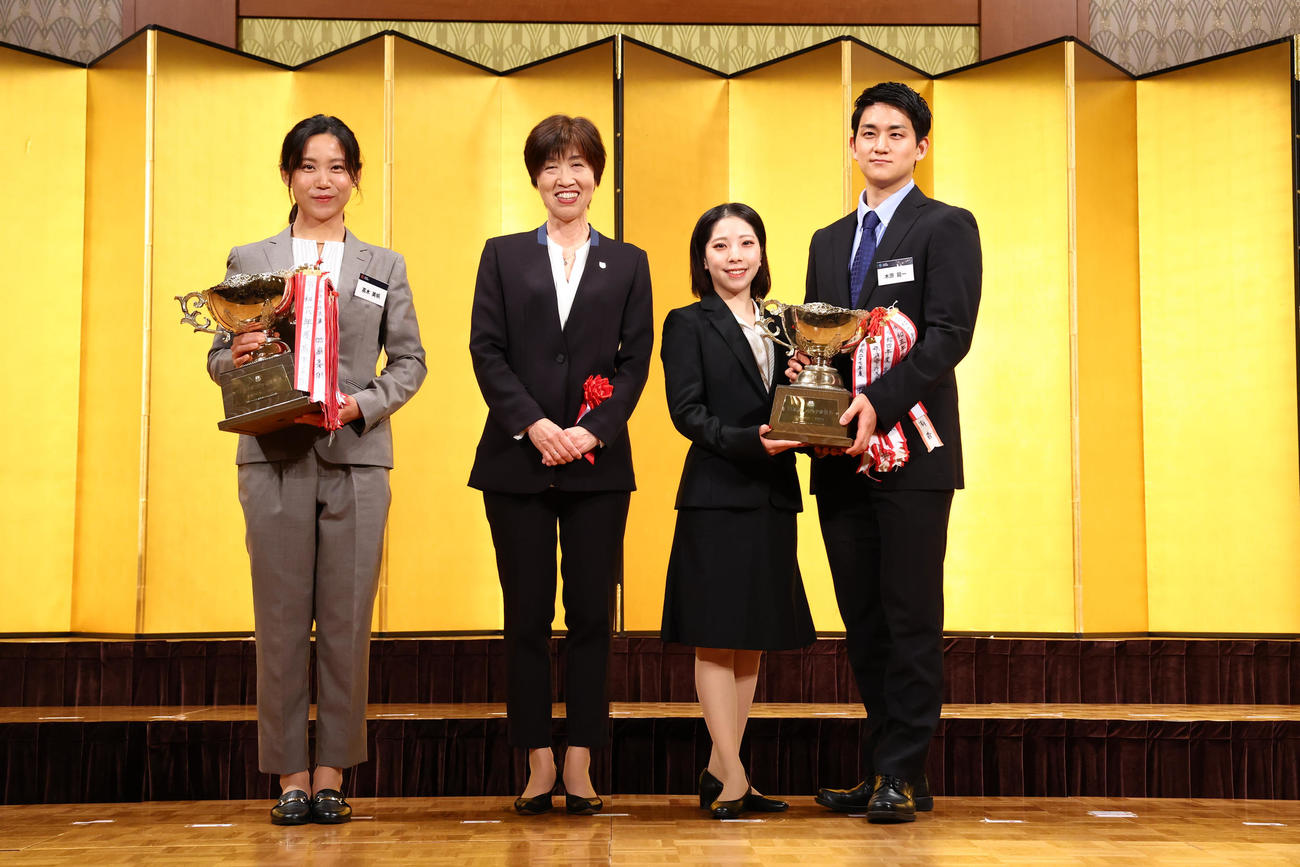 JSF令和6年度優秀選手表彰祝賀会で記念撮影に納まる高木、星香里JOC常務理事、三浦、木原（アフロ／JSF）