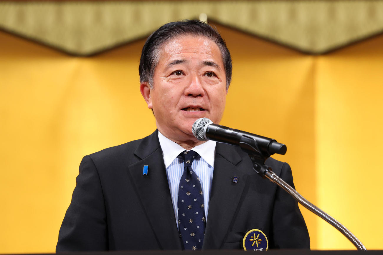 JSF令和6年度優秀選手表彰祝賀会であいさつする長島昭久日本スケート連盟会長（アフロ／JSF）