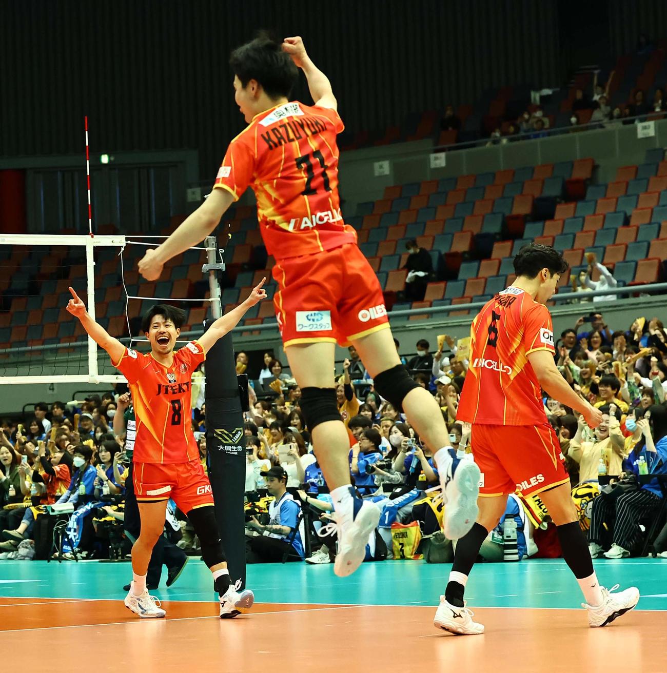 大阪B対愛知　大阪Bに勝利した愛知・関田（左）ら選手たちは笑顔でガッツポーズを見せる（撮影・上田博志）