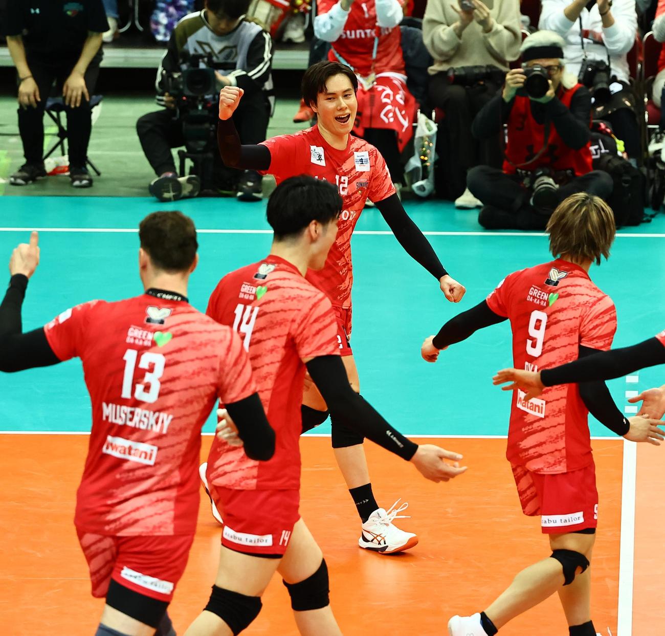サントリー対名古屋　チームの得点に笑顔を見せるサントリー・高橋藍（撮影・上田博志）