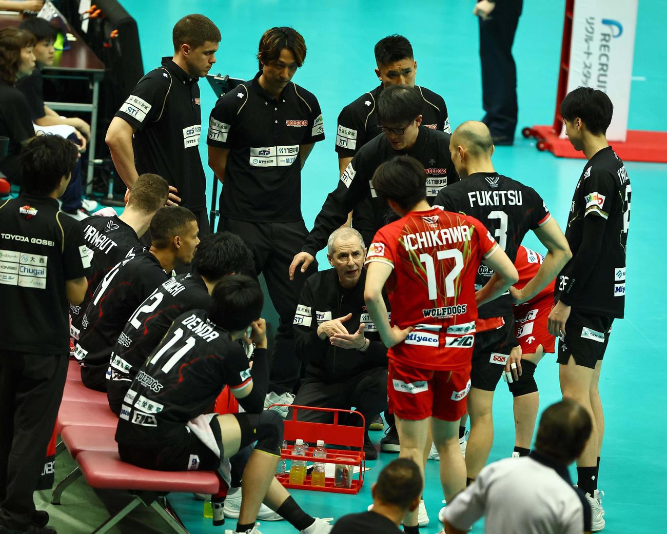 サントリー対名古屋　選手に指示を出す名古屋・バルドヴィンHC（撮影・上田博志）