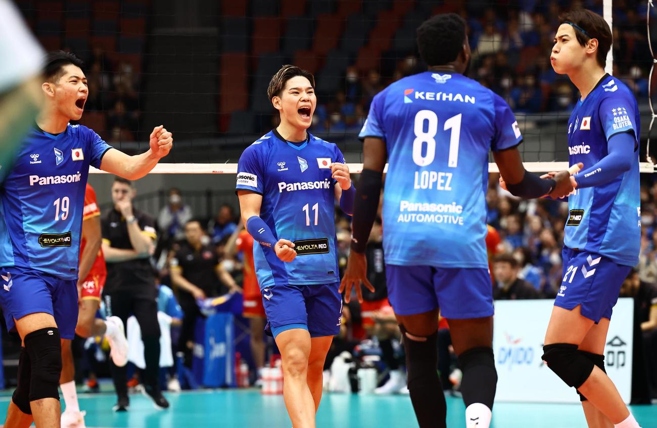 第2セット　得点を喜ぶ大阪B・西田（中央）ら選手たち（撮影・上田博志）
