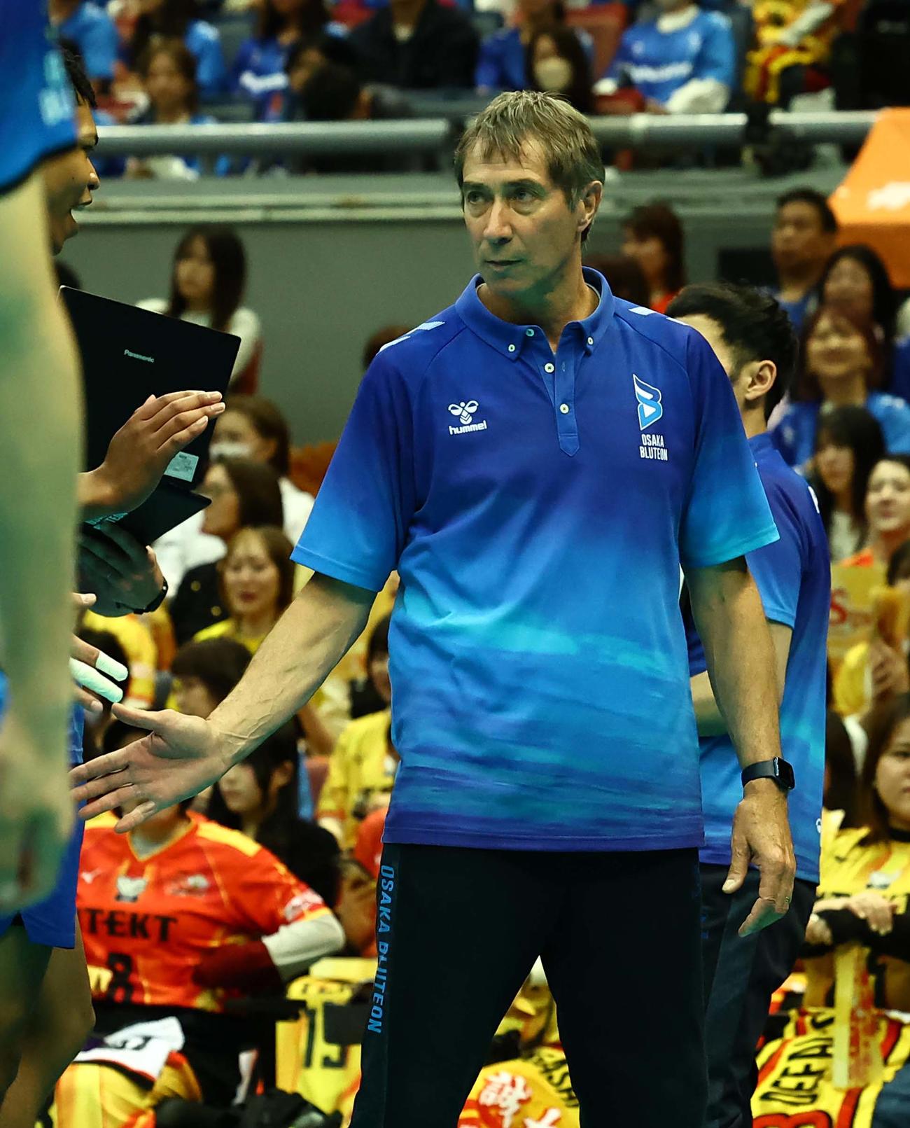 大阪B対愛知　リードを許し厳しい表情を見せる大阪B・ティリHC（撮影・上田博志）
