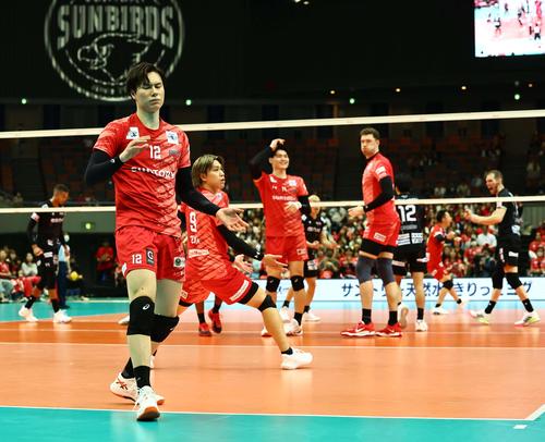 サントリー対名古屋 得点を取られ悔しそうに手をたたくサントリー・高橋藍(撮影・上田博志)
