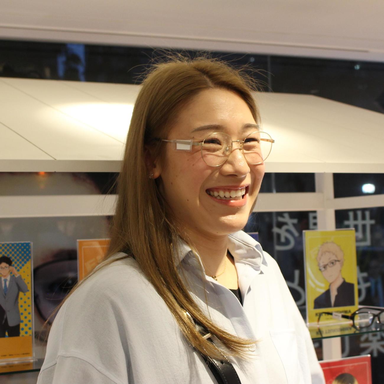 メガネを選ぶバレーボール女子日本代表の石川（撮影・勝部晃多）