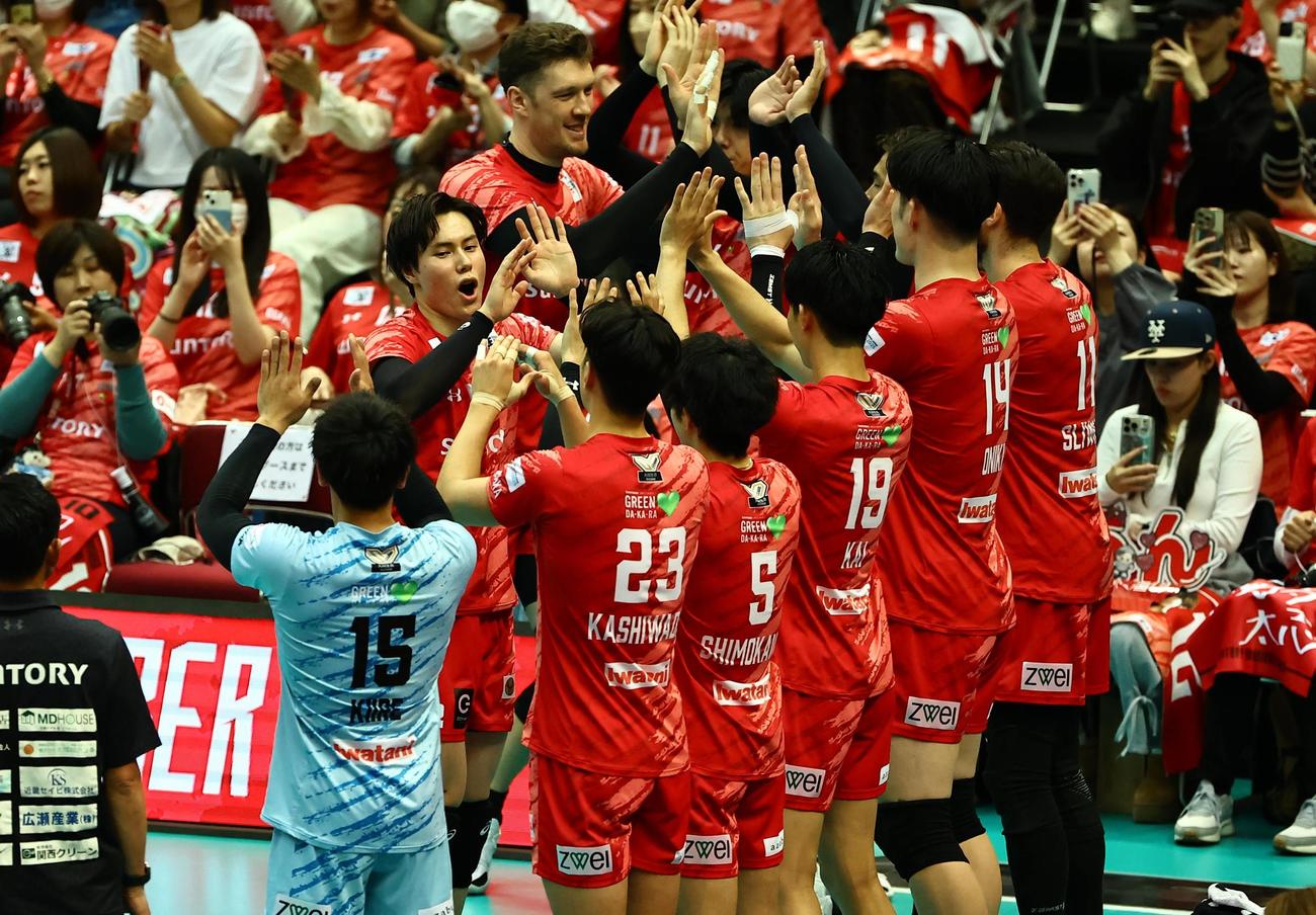 サントリー対名古屋　チームメイトとハイタッチするサントリー・高橋藍（撮影・上田博志）