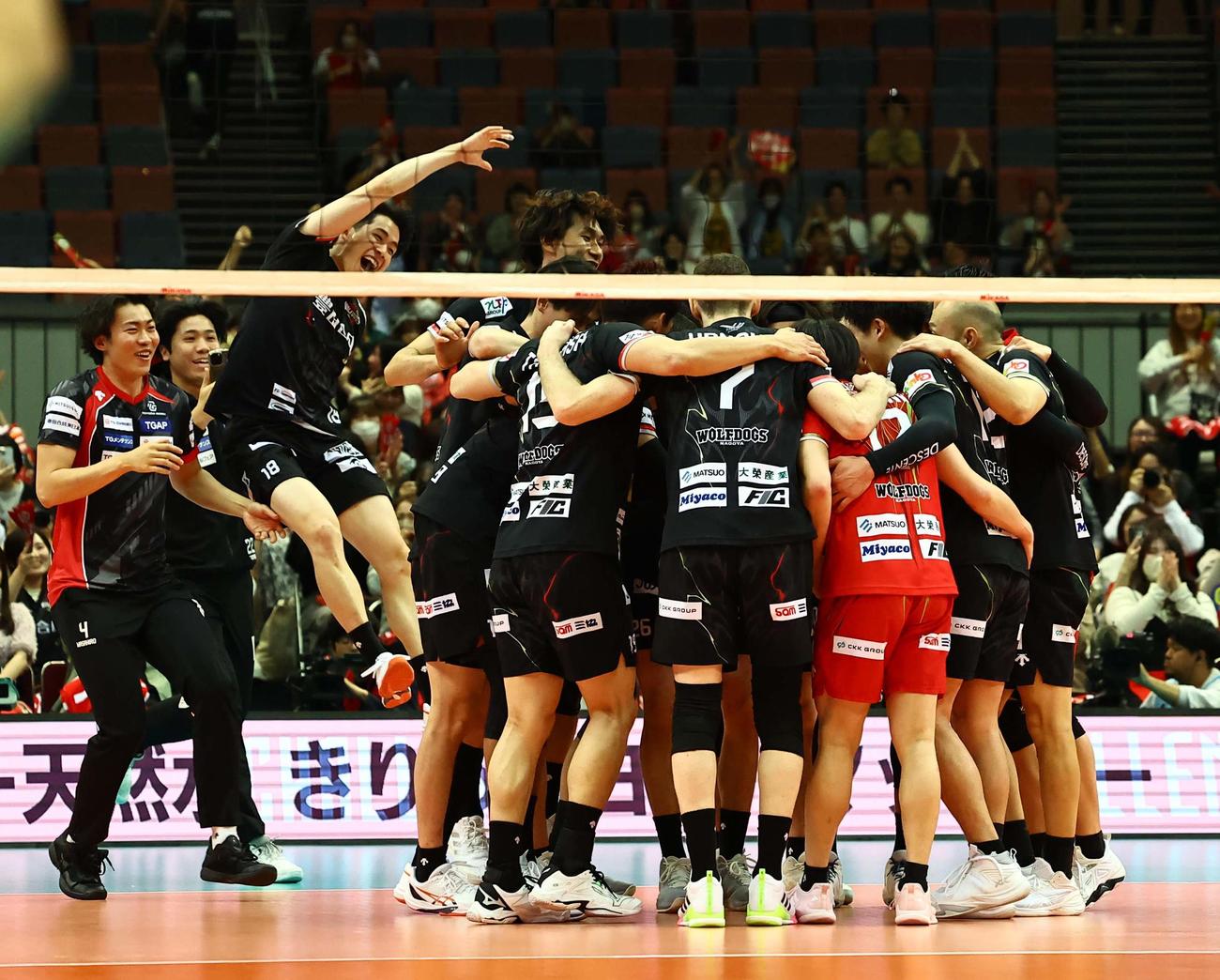サントリー対名古屋　サントリーを破った名古屋の選手たちは円陣を組んで喜ぶ（撮影・上田博志）