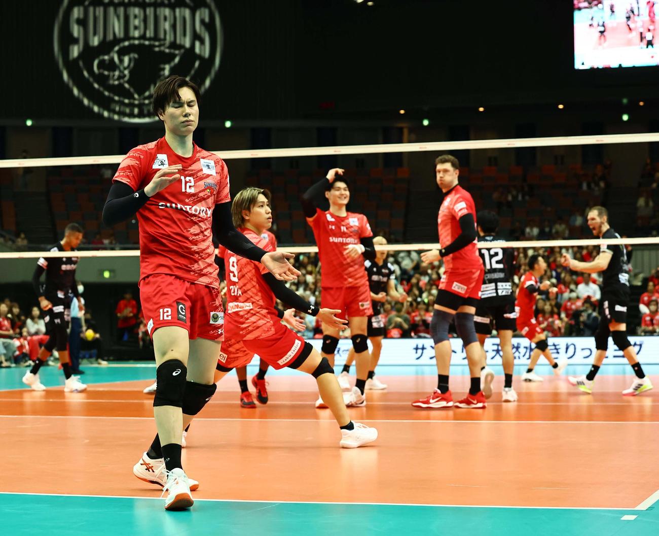 サントリー対名古屋　得点を取られ悔しそうに手をたたくサントリー・高橋藍（撮影・上田博志）