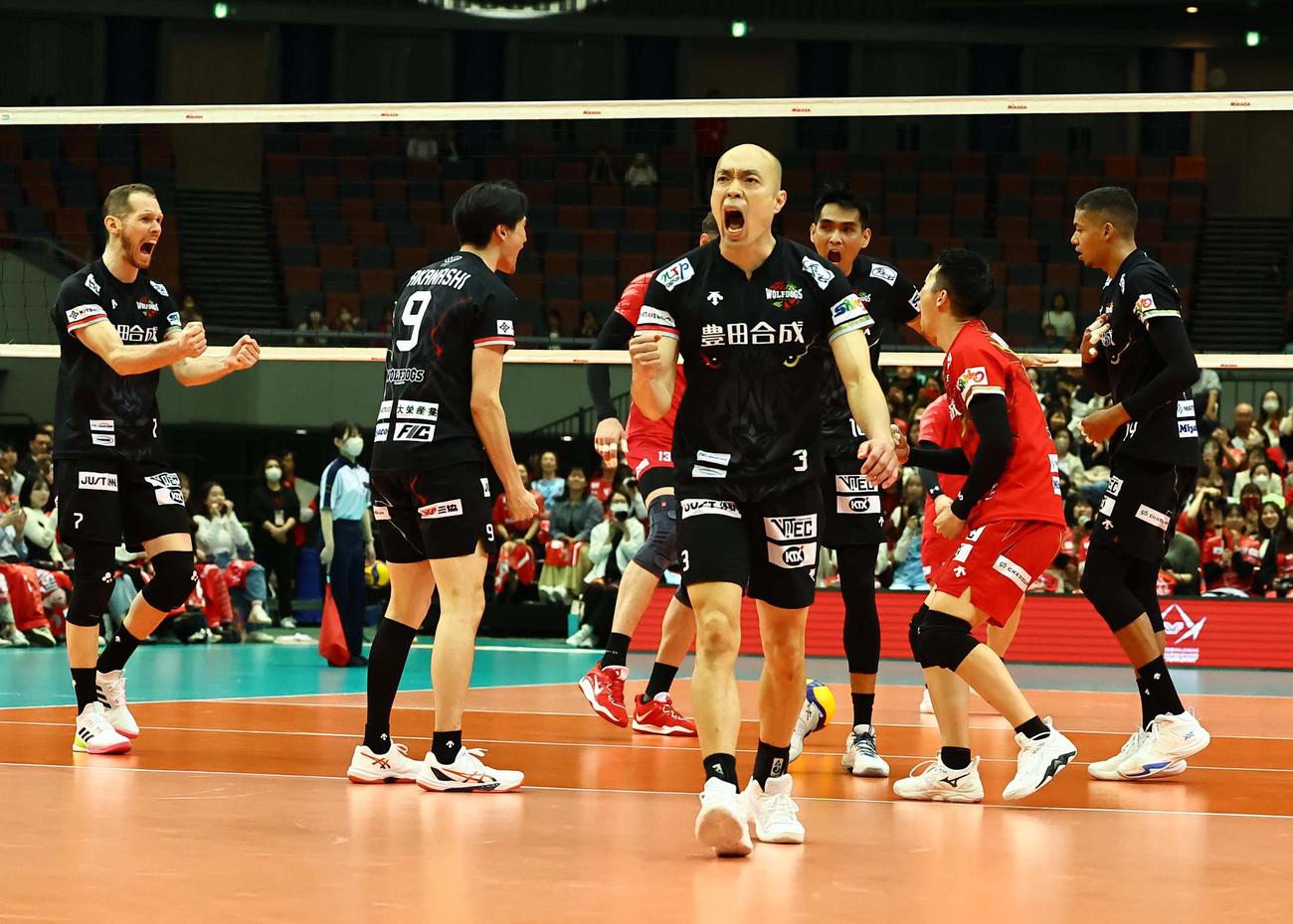 サントリー対名古屋　得点を上げ雄たけびをあげる名古屋・深津（中央）ら選手たち（撮影・上田博志）