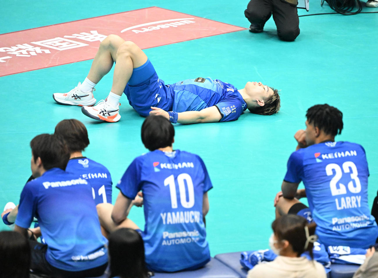 大阪B対愛知　ファイナル進出ならずぼう然とする大阪B西田（撮影・和賀正仁）
