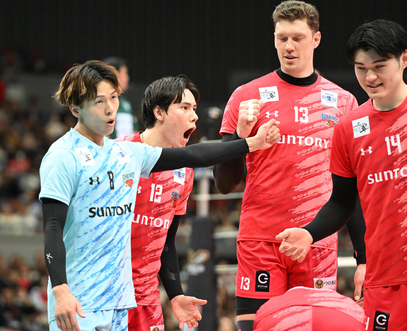 サントリー対名古屋　第3セット　名古屋に勝利し雄たけびをあげるサントリー高橋藍（撮影・和賀正仁）