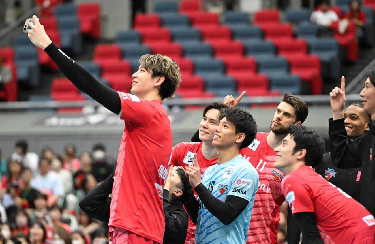 サントリー対名古屋　第3セット　笑顔で自撮りに参加するサントリー高橋藍（撮影・和賀正仁）