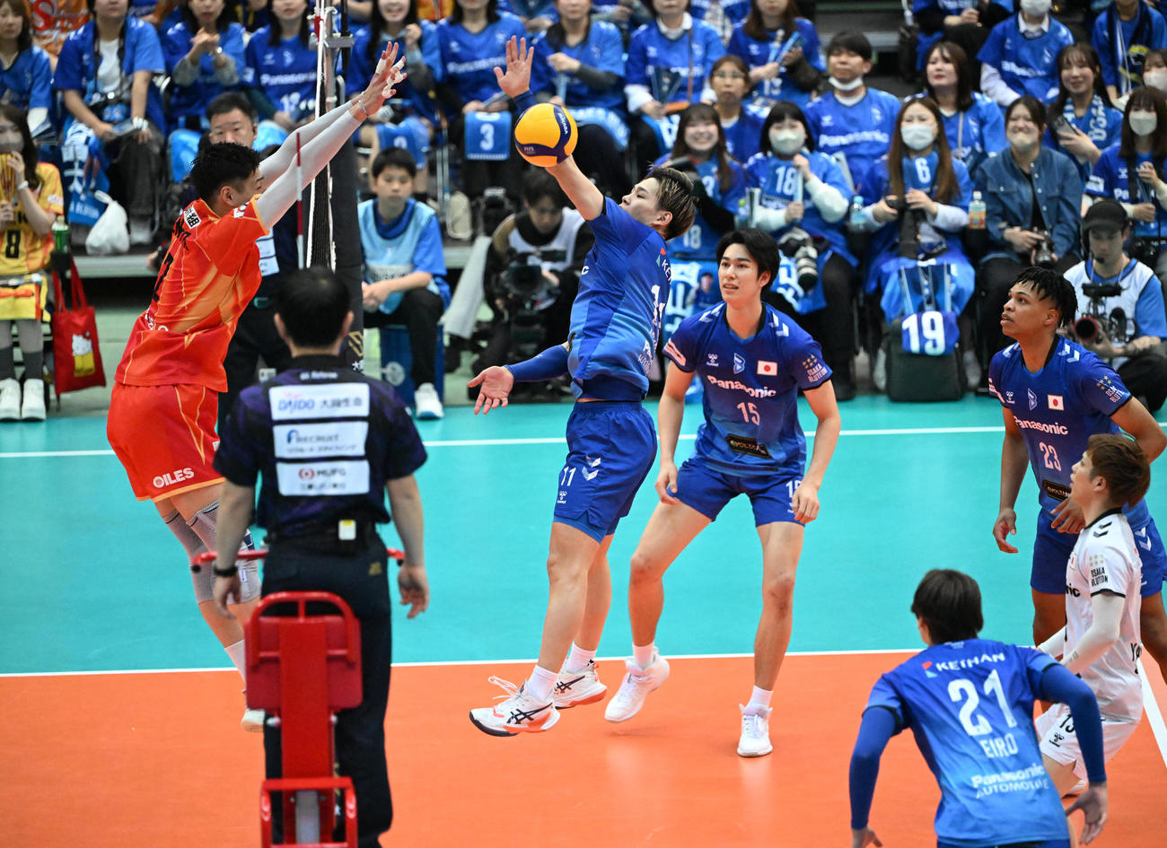 大阪B対愛知　第1セット　タイミングが合わずスパイクを空振りする大阪B西田（撮影・和賀正仁）
