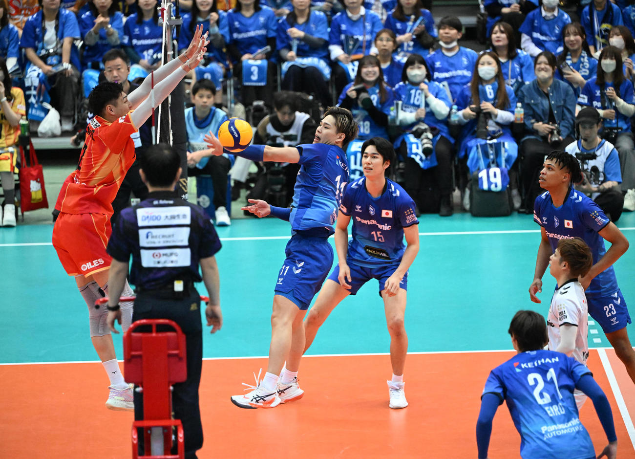 大阪B対愛知　第1セット　タイミングが合わずスパイクを空振りする大阪B西田（撮影・和賀正仁）