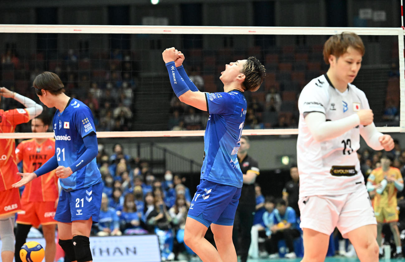 大阪B対愛知　第2セット　ラリーを制しガッツポーズする大阪B西田（撮影・和賀正仁）