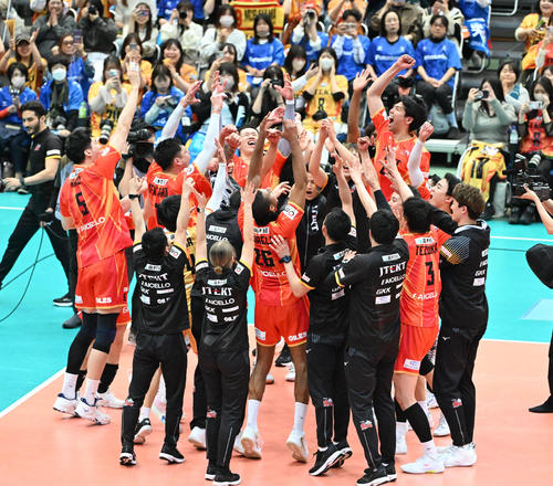 大阪B対愛知　ファイナル進出を決め喜ぶ愛知の選手ら（撮影・和賀正仁）