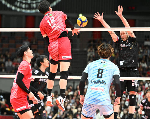 サントリー対名古屋　第3セット　バックからスパイクを決めるサントリー高橋藍（撮影・和賀正仁）