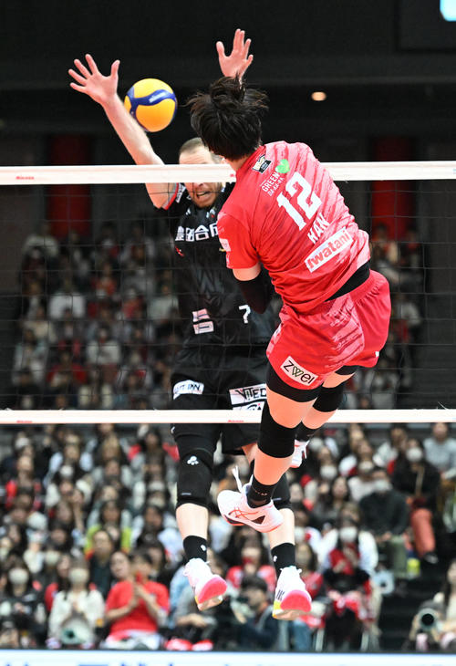 サントリー対名古屋　第3セット　バックからスパイクを決めるサントリー高橋藍（撮影・和賀正仁）