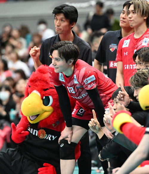 サントリー対名古屋　第3セット　ファンに向かい記念撮影するサントリー高橋藍ら（撮影・和賀正仁）